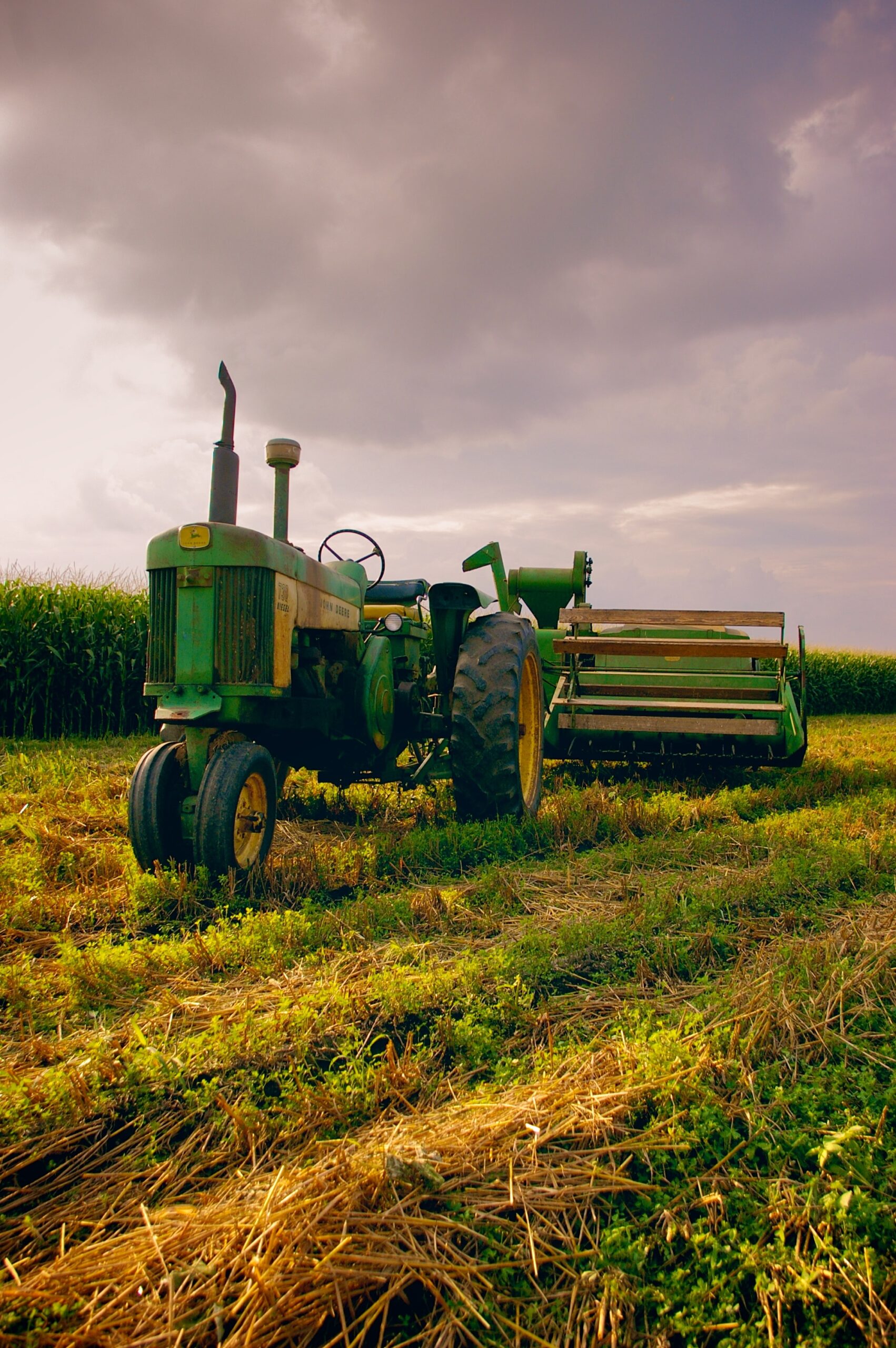 Bilden visar en traktor. Nu kan du hitta rätt tillbehör till traktorer online som exempelvis en harv eller slåtter. Traktorer behöver servas och repareras med rätt reservdelar.
