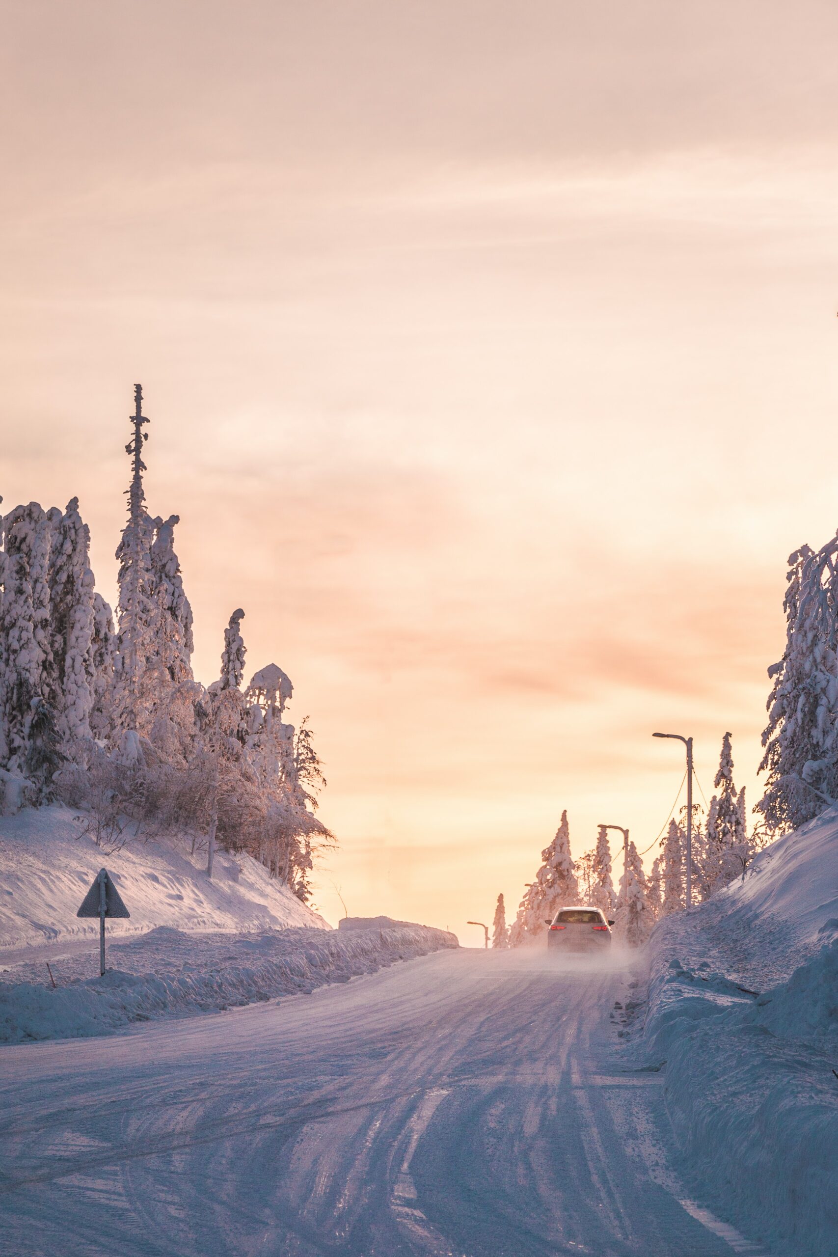 Bilden visar ett vinterväglag. Nu kan du byta från sommardäck till vinterdäck Visby.